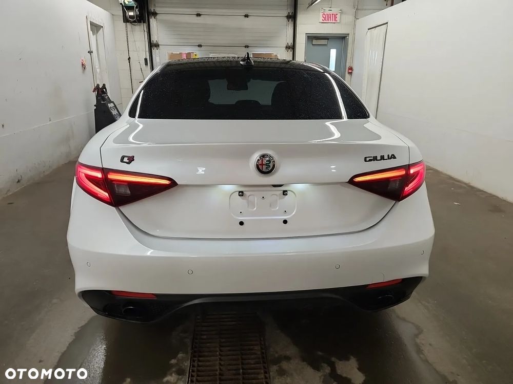 Alfa Romeo Giulia - 8