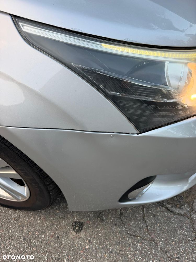 Toyota Avensis 1.6 Active - 6