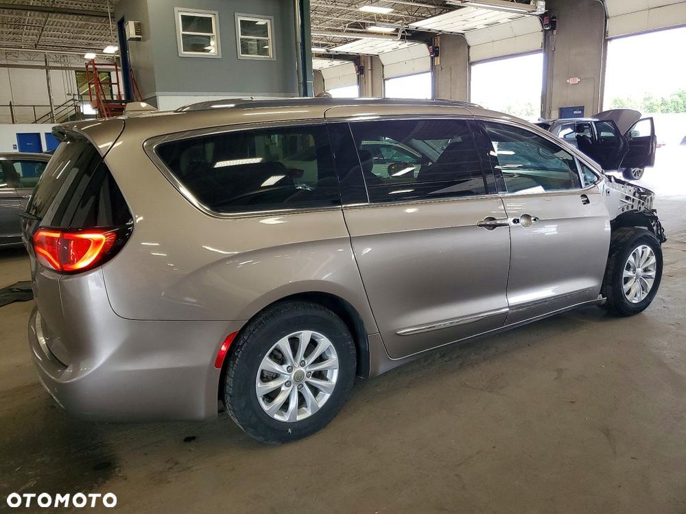 Chrysler Pacifica - 4