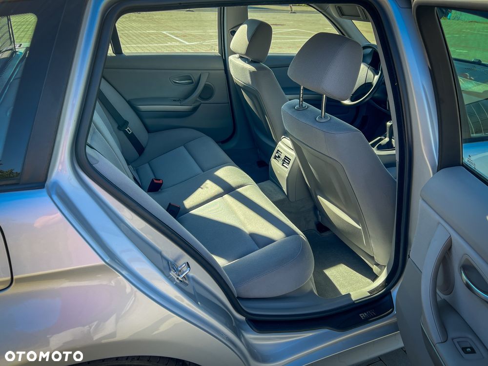 BMW Seria 3 318i Touring - 21