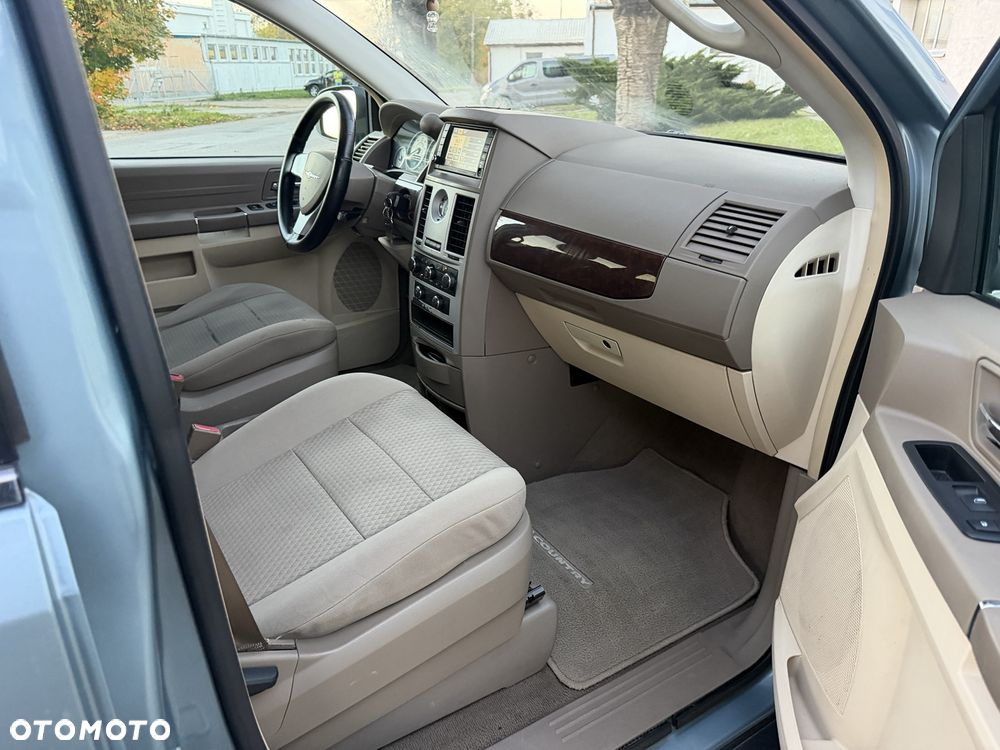 Chrysler Town & Country 3.3 LX - 6