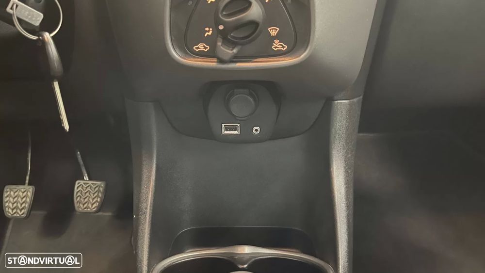 Toyota Aygo X Black&White - 30