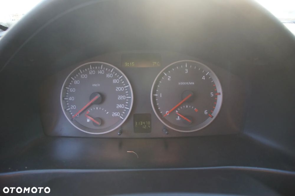 Auto na części - Volvo S40 II 1.6 D 109 KM D4164T MTX75 455 2006R Silnik Skrzynia Drzwi Błotnik Klapa Zderzak Lusterko Szyba Klamka Deska Kokpit Sterownik Moduł Czujnik Licznik Kierownica Wyświetlacz Panel - 12
