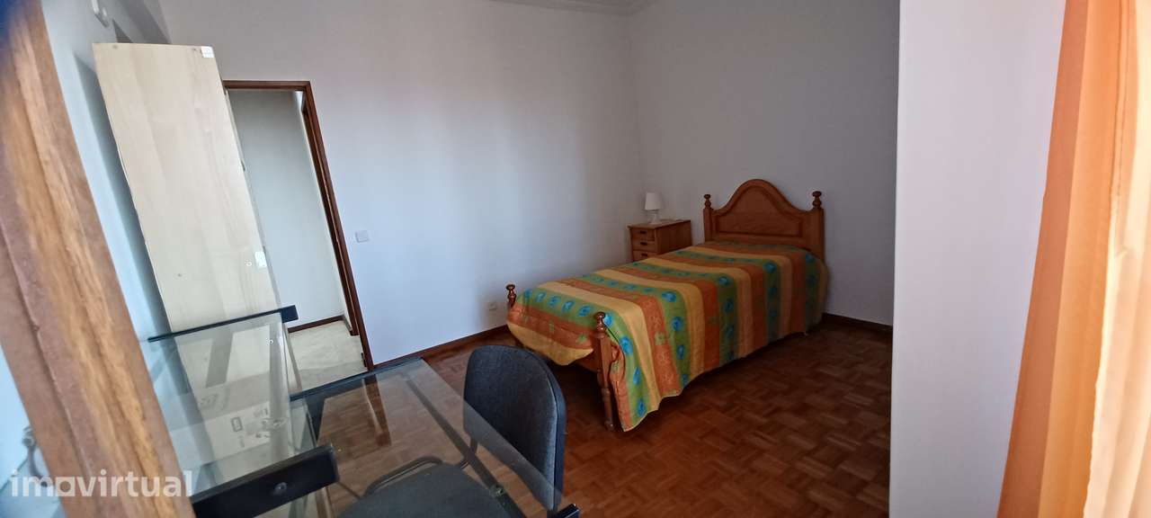 Alugo quarto individual a estudante - Grande imagem: 2/6