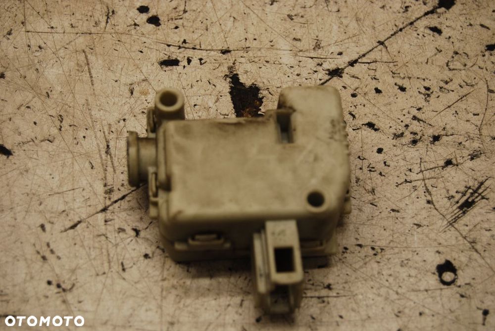 SIŁOWNIK ZAMKA KLAPY BAGAŻNIKA 3B0862159A VW PASSAT B5 KOMBI AUDI A6 C5 - 2