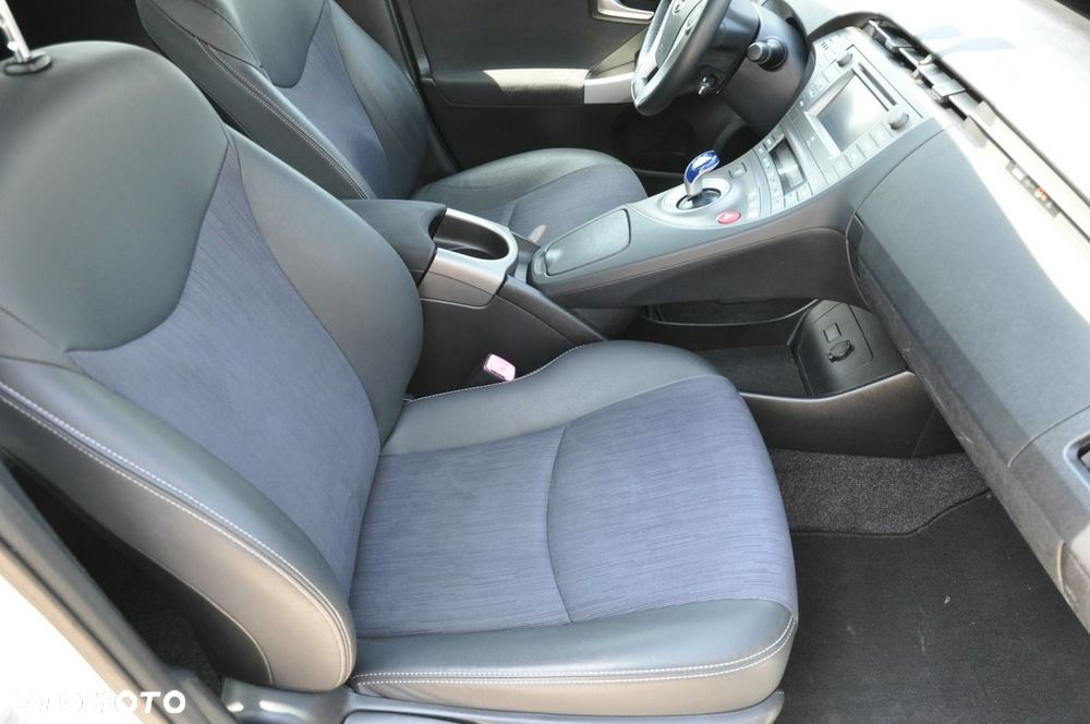 Toyota Prius (Hybrid) Executive - 12