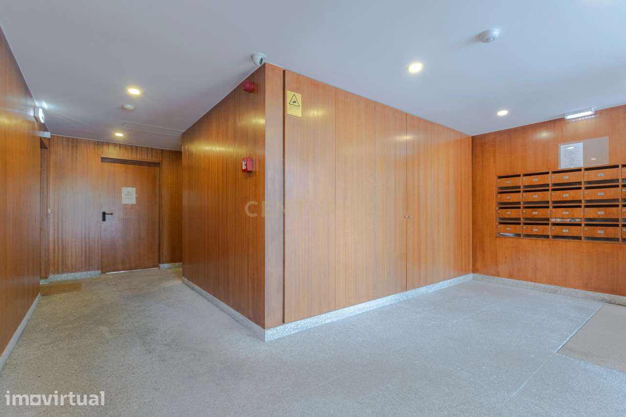 T2 com 2 Suites | Último Piso | Condomínio com Piscina - Grande imagem: 2/25