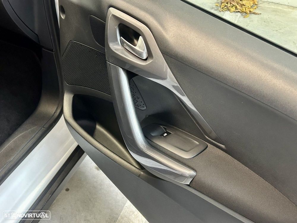 Peugeot 2008 1.2 PureTech Style - 32