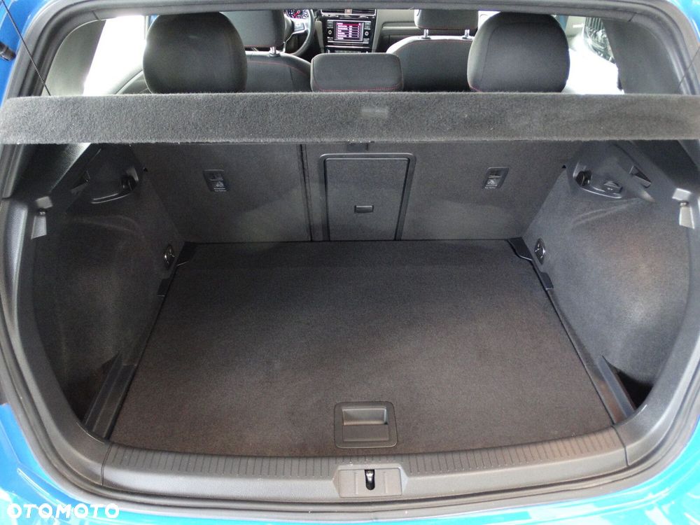 Volkswagen Golf - 33