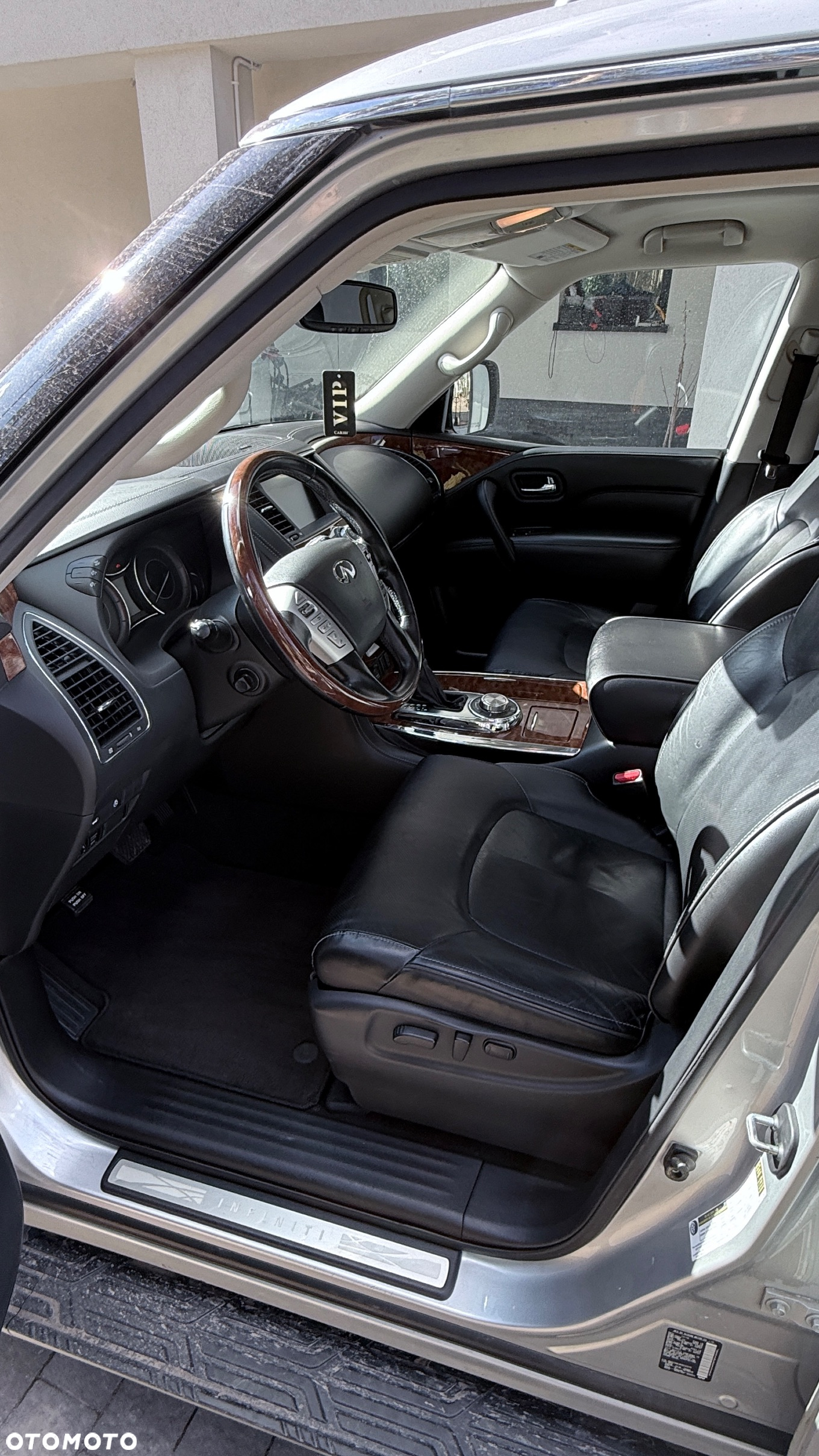 Infiniti QX80 - 25