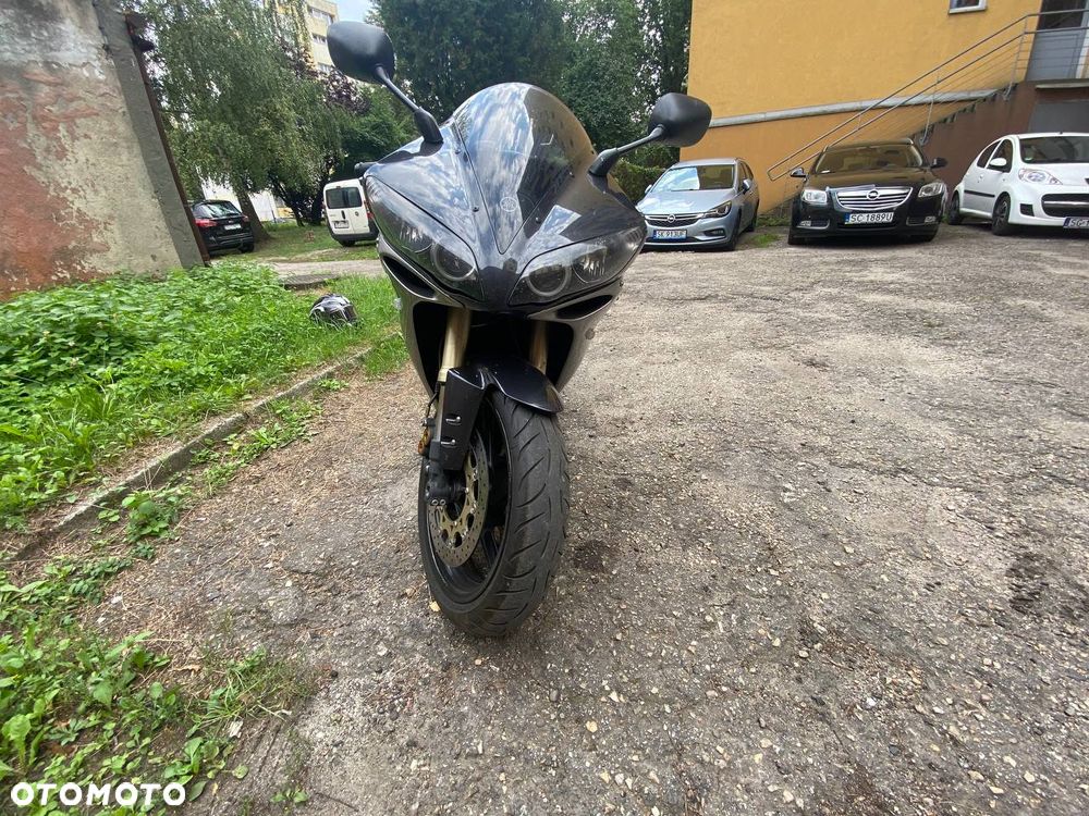 Yamaha R1 - 4