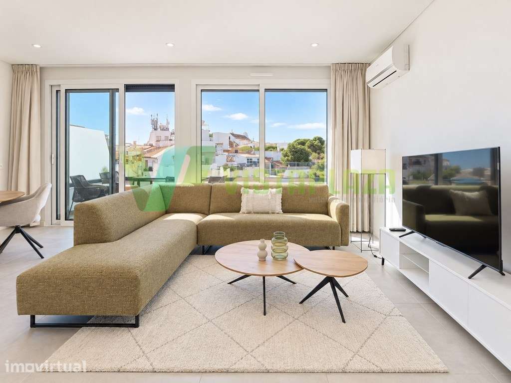 Apartamento T2 com Terraço Privativo, Piscina e Garagem Box em Alvo... - Grande imagem: 2/36