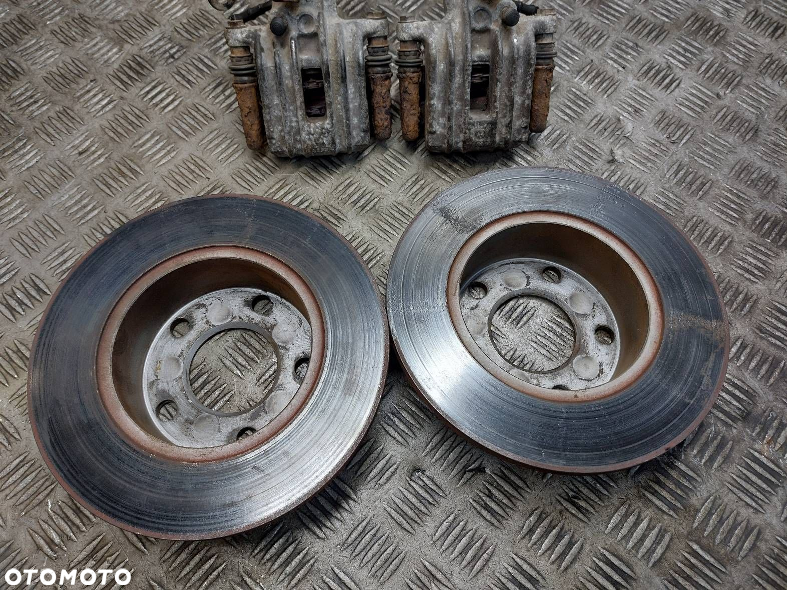 TARCZE HAMULCOWE TYŁ + KLOCKI + ZACISKI VOLKSWAGEN PASSAT B5 - 2