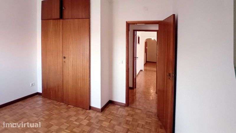 Arrenda-se T2  no centro da Guarda  com garagem e elevador - Grande imagem: 5/11