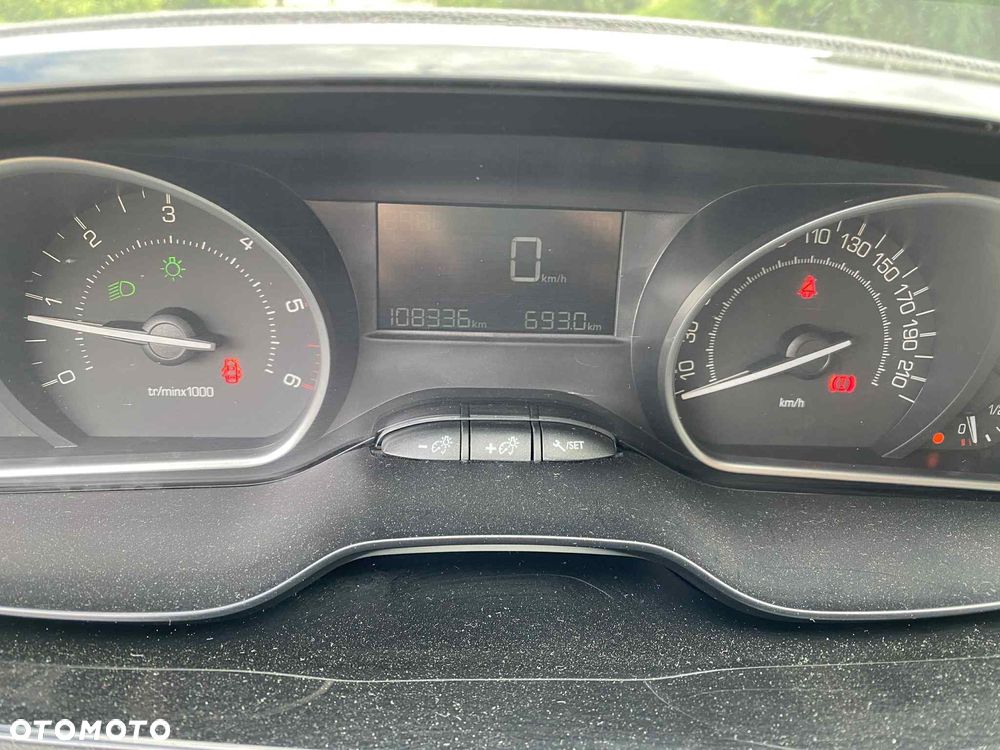 Peugeot 208 - 5