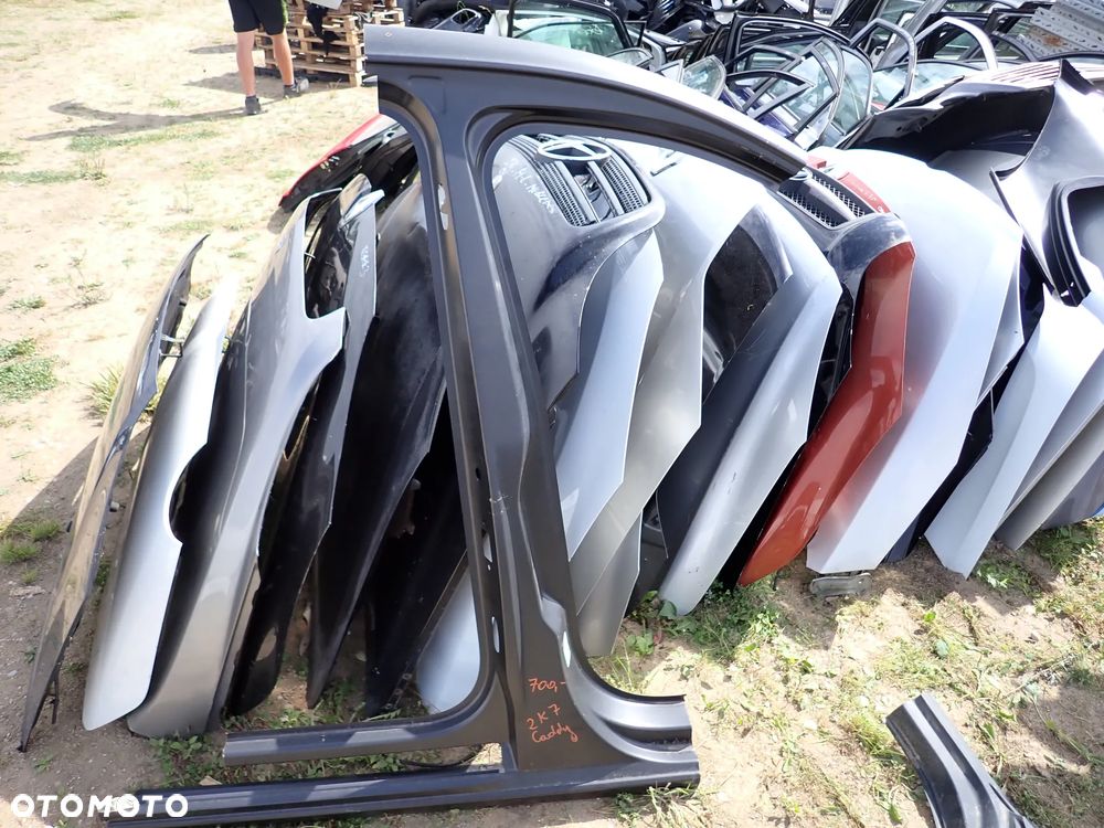 VOLKSWAGEN CADDY 2K7 POSZYCIE SŁUPEK ŚRODEK