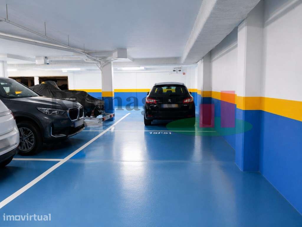 Dois Lugares de Garagem Contíguos para Arrendamento | Praça de Tour... - Grande imagem: 2/8