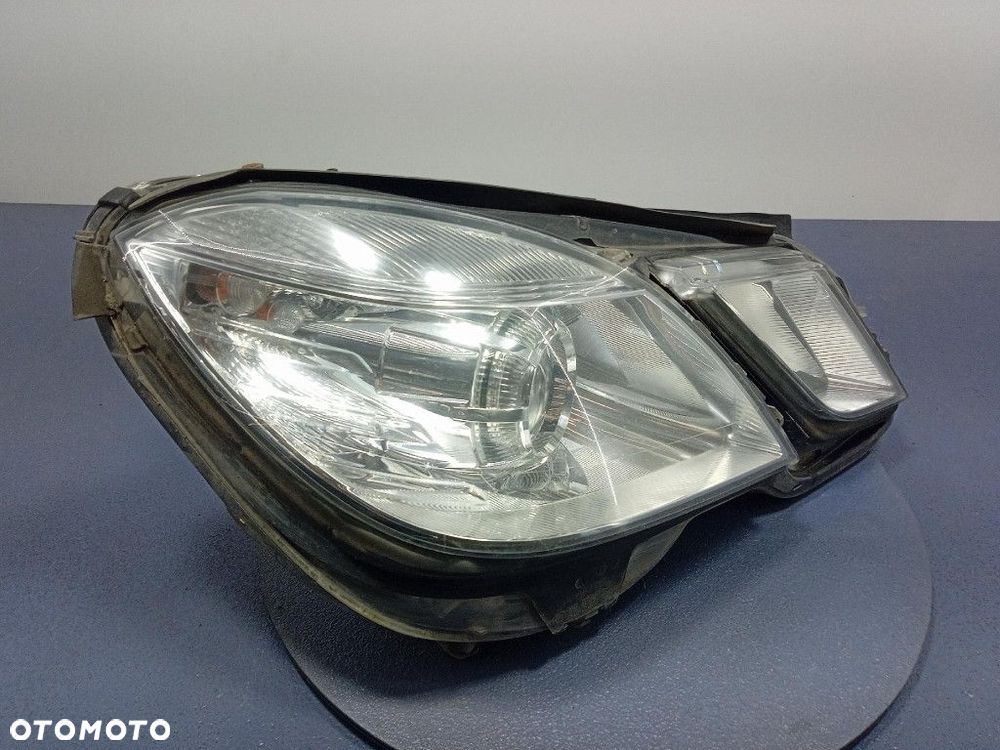 MERCEDES E W212 REFLEKTOR PRAWY PRZÓD LAMPA PRZEDNIA EU A2128208261 - 2