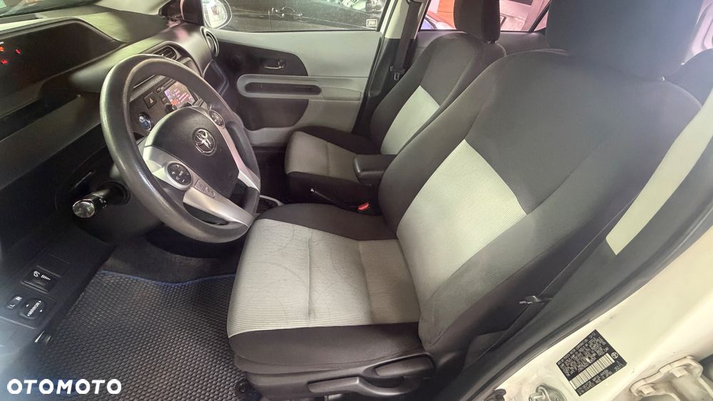 Toyota Prius (Hybrid) - 22