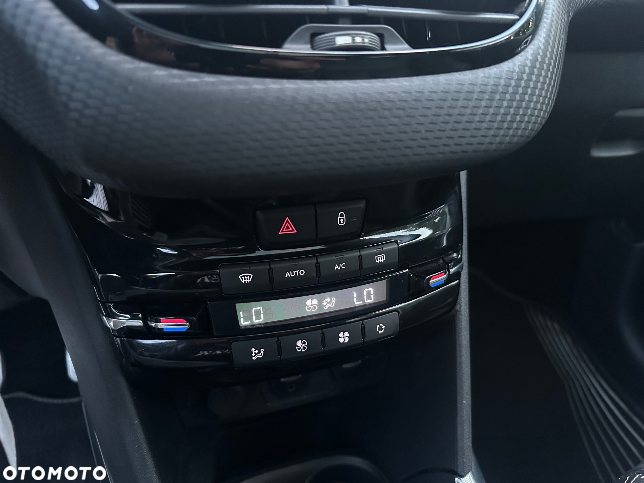 Peugeot 2008 1.6 e-HDi Allure S&S - 21