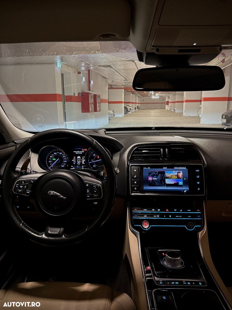 Jaguar XE 2.0 Prestige - 15