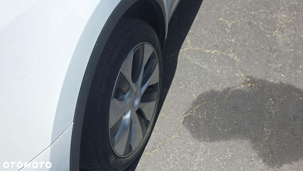 Tesla Model Y Long Range Dual Motor AWD - 16