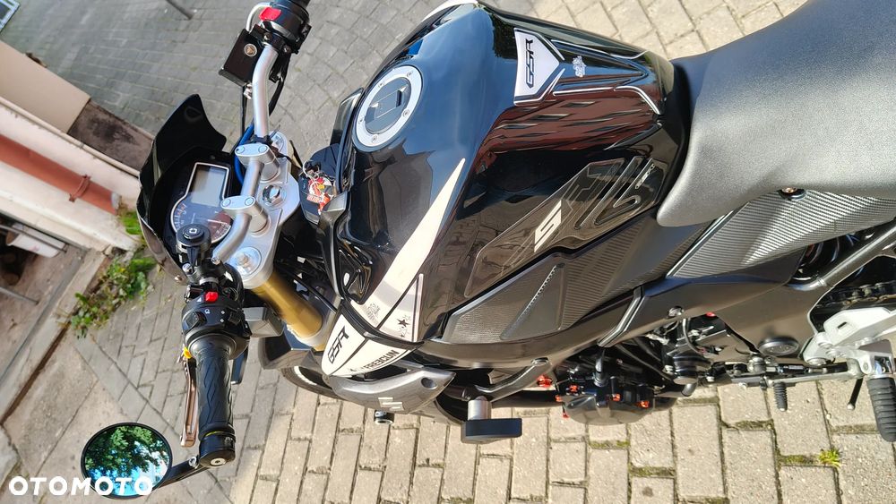 Suzuki GSR - 12