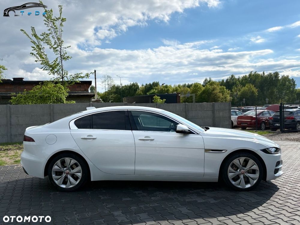 Jaguar XE 2.0 D R-Sport - 12