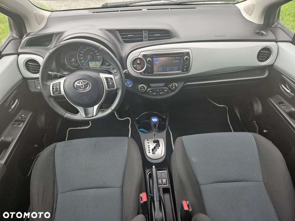 Toyota Yaris Hybrid 100 Sol - 13