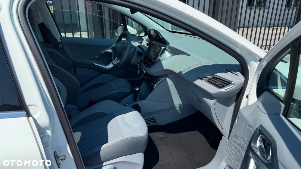 Peugeot 208 - 8