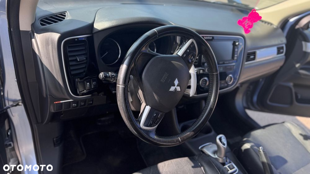 Mitsubishi Outlander 2.0 4WD Plug-In Hybrid Plus - 17