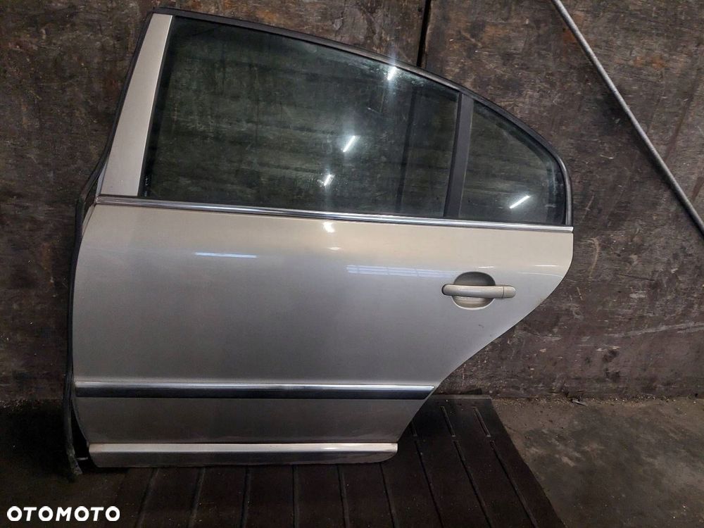 DRZWI KOMPLETNE LEWY TYŁ SKODA SUPERB I 9201 - 2