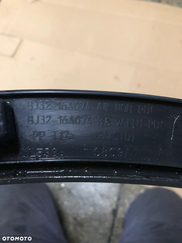 Listwa błotnika nadkole przednie prawe BJ32-16A074 Range Rover Evoqeu - 2