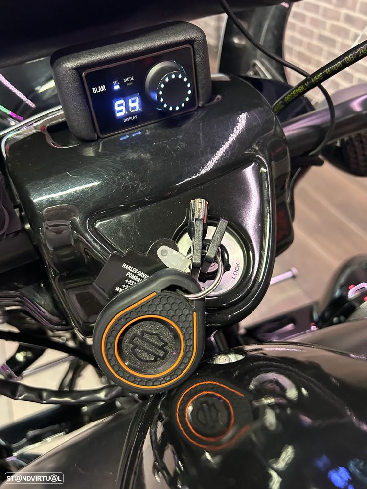 Harley-Davidson FLT FLRT FREEWHEELER - 24