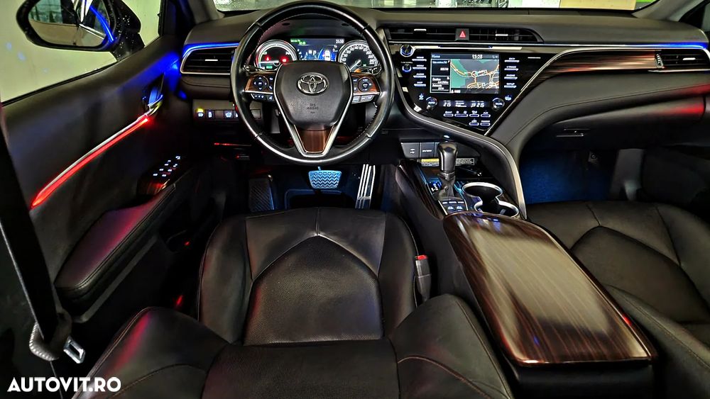 Toyota Camry 2.5 Hybrid Business - 28