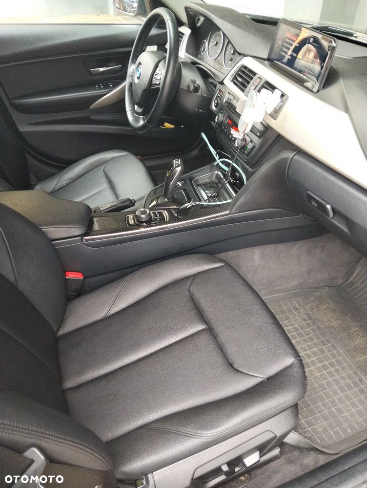 BMW Seria 3 320i Luxury Line - 12
