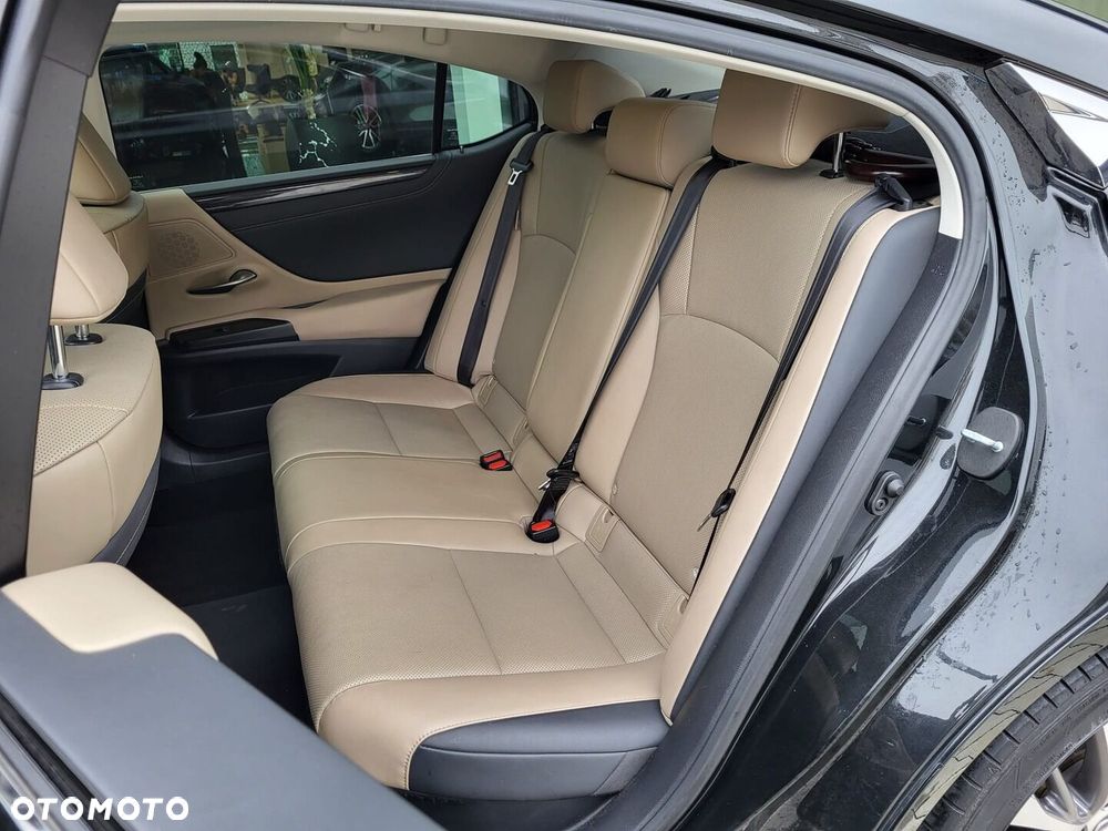 Lexus ES - 7