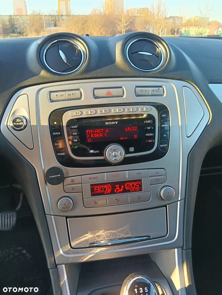 Ford Mondeo 2.0 Ghia - 7