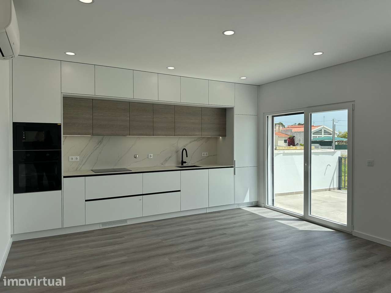 Moradia T3 com terraço e garagem, próxima a praias - Grande imagem: 4/24