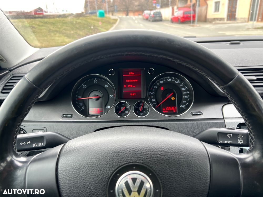 Volkswagen Passat 2.0 TDI DPF Highline - 13
