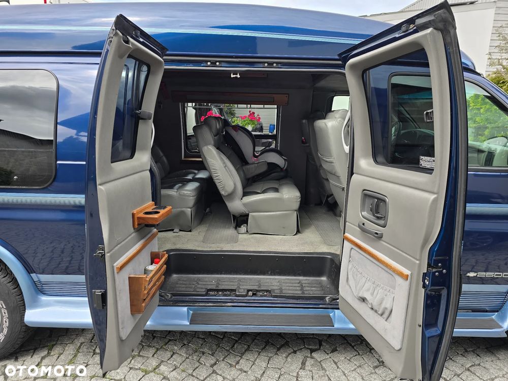 Chevrolet Express - 12