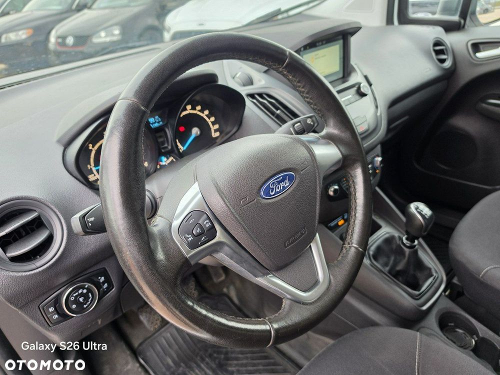 Ford Transit Courier - 32