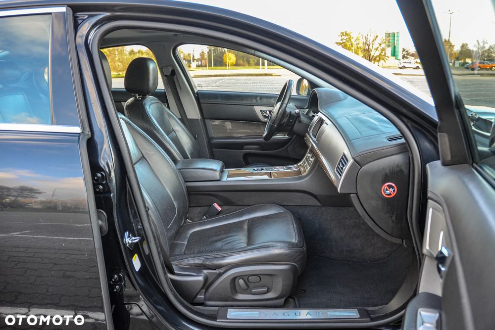 Jaguar XF 2.7 V6 D Luxury - 12