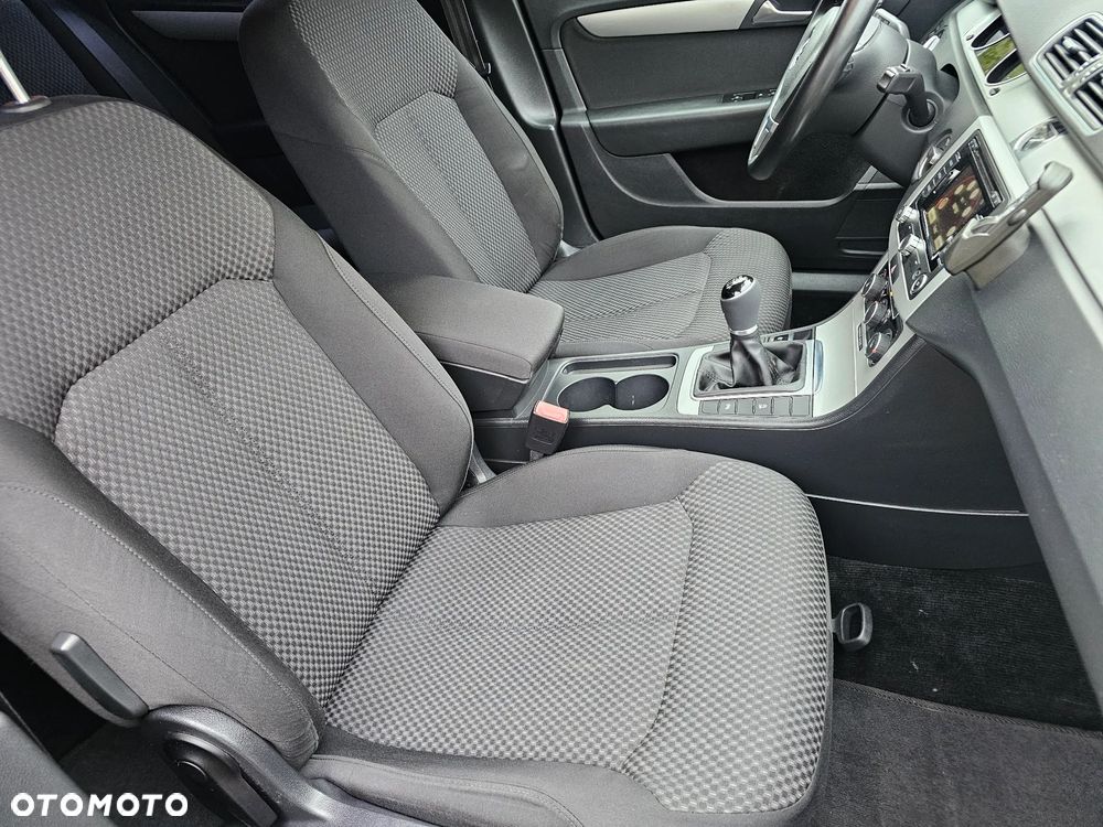 Volkswagen Passat 2.0 TDI DPF BlueMotion Technology Comfortline - 14
