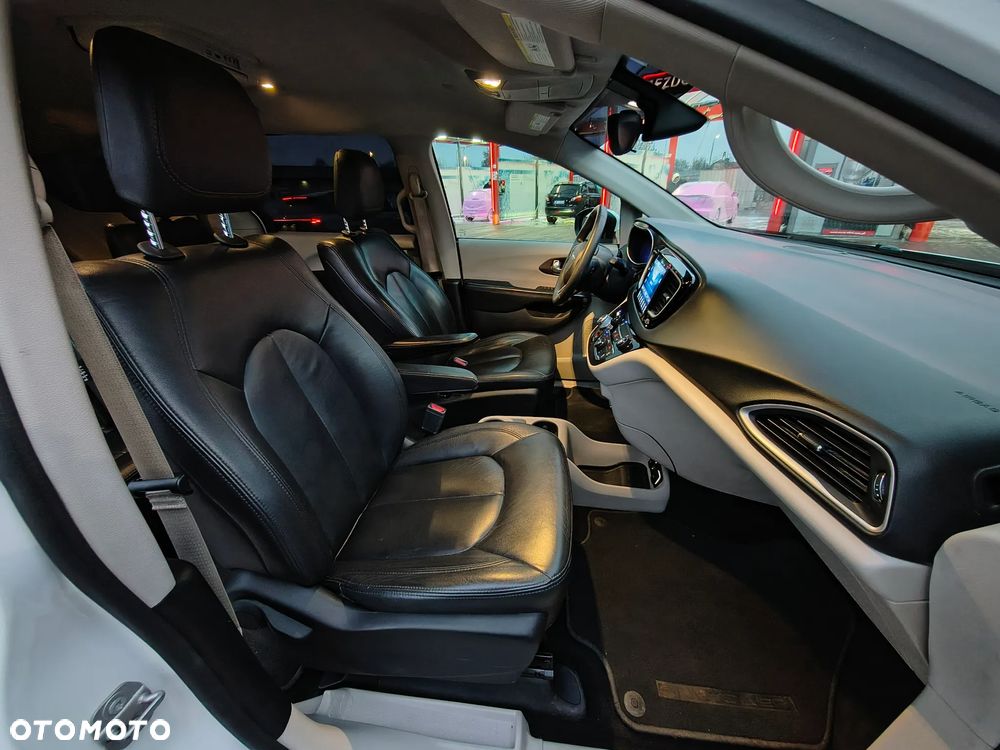 Chrysler Pacifica - 30