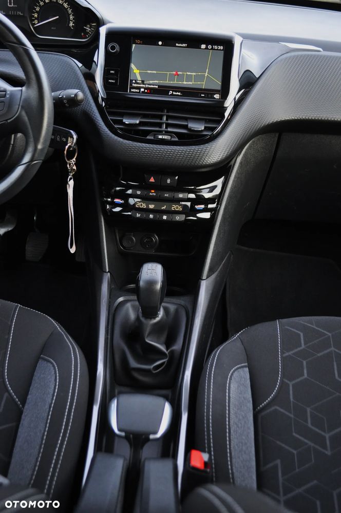 Peugeot 2008 1.2 Pure Tech Style S&S - 18