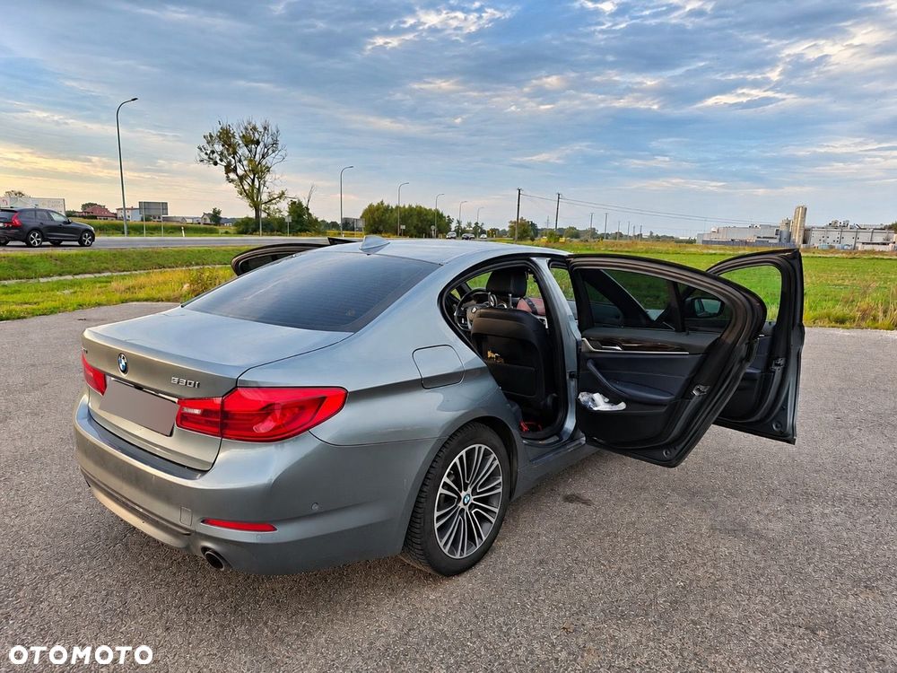BMW Seria 5 530i GPF xDrive Sport Line sport - 11