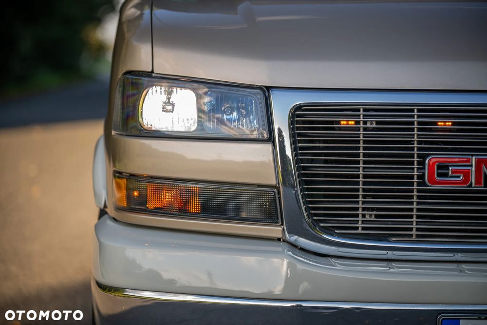 GMC Savana - 32