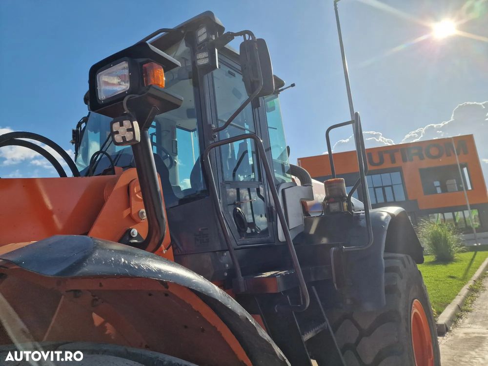 Hitachi ZW220, 2.140h, 8.833 km, CUPLA RAPIDA, CUPA 3,5mc, Masa operationala 20t, Anvelope Goodyear profil L5 90% ok, Gresare automata, VIRARE JOYSTICK, consum mediu 14,6l/h, an fabr 2020, camera spate, ridica la 4,2m,  CA NOU-PROMOTIE 119.900 EUR+Tva - 18