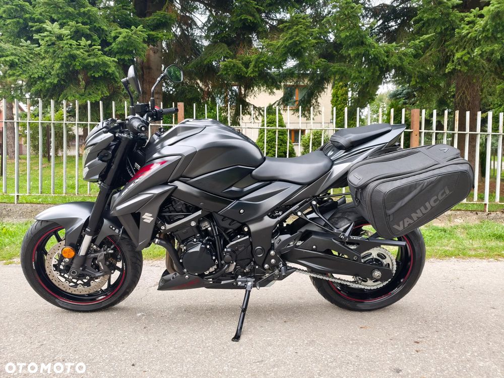 Suzuki GSX - 11
